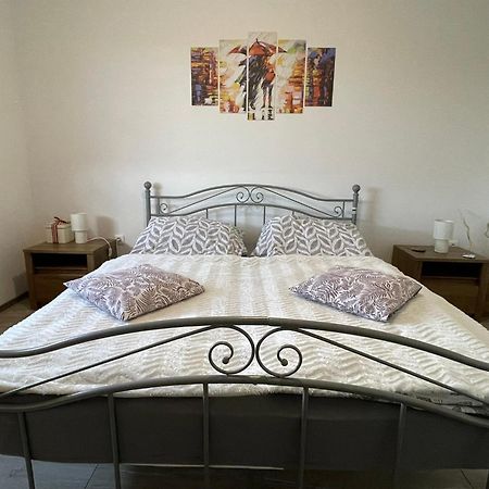 Fullhouse Apartmanhaz Zamardi Ngoại thất bức ảnh