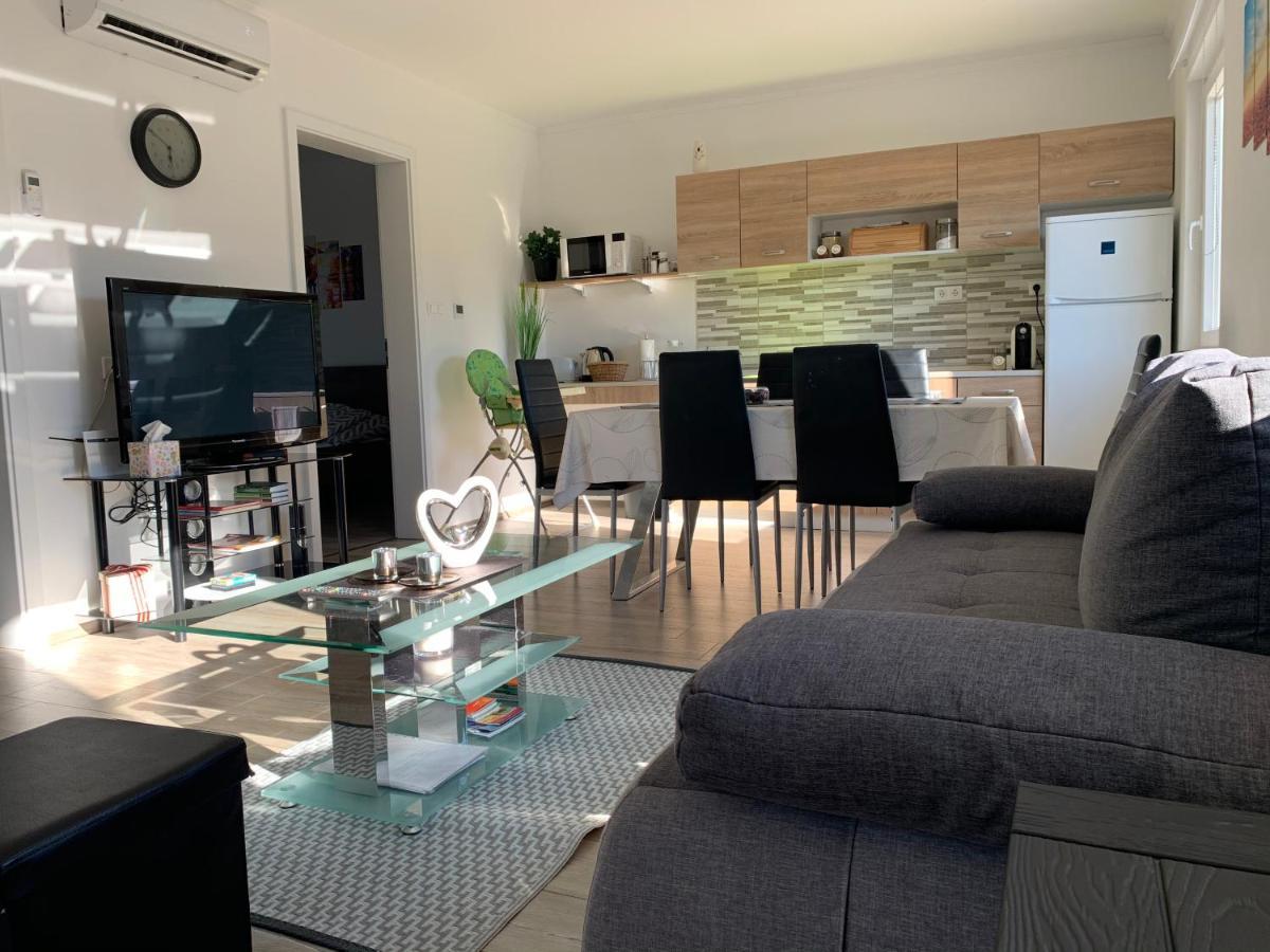 Fullhouse Apartmanhaz Zamardi Ngoại thất bức ảnh