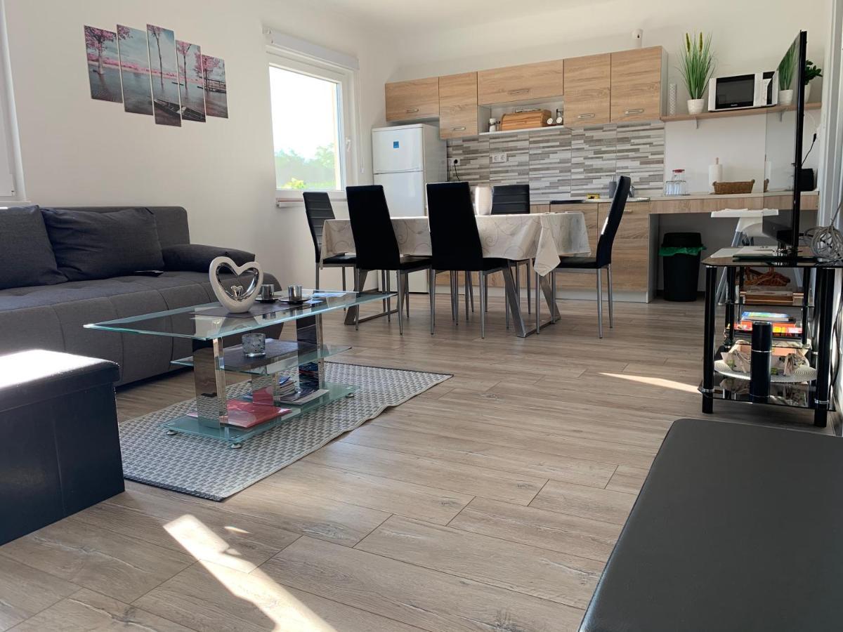 Fullhouse Apartmanhaz Zamardi Ngoại thất bức ảnh