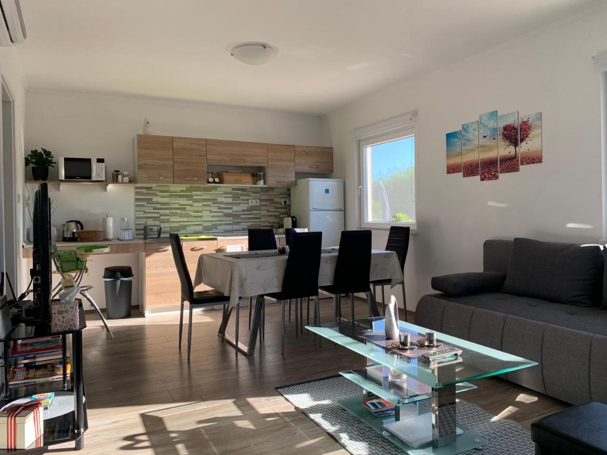 Fullhouse Apartmanhaz Zamardi Ngoại thất bức ảnh