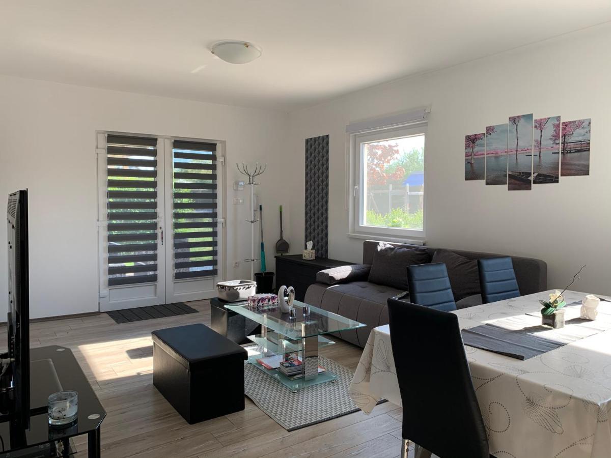 Fullhouse Apartmanhaz Zamardi Ngoại thất bức ảnh